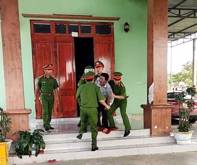 Công an huyện Lệ Thủy khống chế đối tượng Nguyễn Văn Quân tại nhà riêng để giải cứu 3 cháu nhỏ.