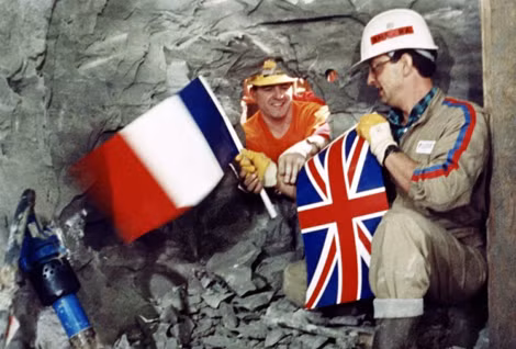 Cú bắt tay lịch sử giữa kỹ sư Philippe Cozette và kỹ sư Graham Fagg trong ngày thông hầm 12-12-1990. Ảnh: AFP.