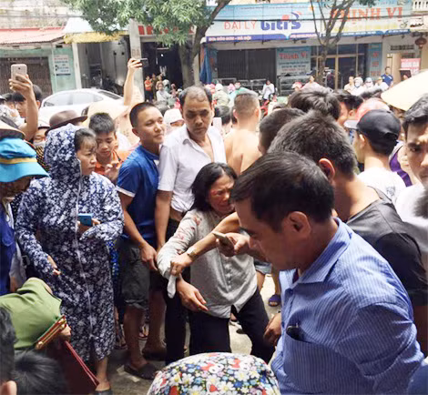 Một phụ nữ bị đám đông hành hung vì cho là “bắt cóc trẻ con”. Một phụ nữ bị đám đông hành hung vì cho là “bắt cóc trẻ con”.