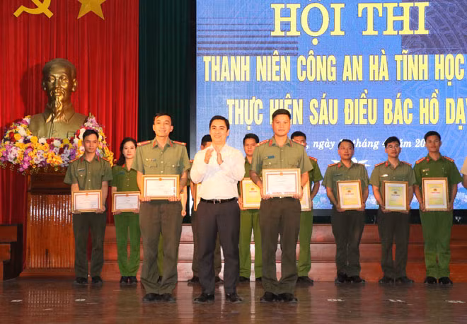 Đồng chí Lê Thành Đông - Phó Bí thư tỉnh đoàn trao giải nhì cho các đội đạt giải.