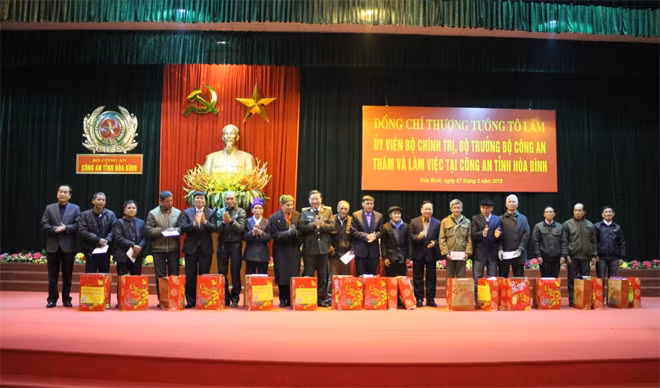 Bộ trưởng Tô Lâm và Lãnh đạo tỉnh trao quà cho các già làng, người có uy tín trên địa bàn.