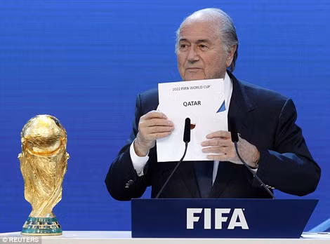 Chủ tịch FIFA Sepp Blatter thông báo Qatar được trao quyền đăng cai World Cup 2022. Chủ tịch FIFA Sepp Blatter thông báo Qatar được trao quyền đăng cai World Cup 2022.