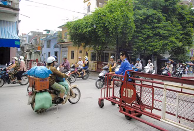 Điểm giao cắt đường sắt trong nội đô Hải Phòng thường xuyên ùn tắc vào giờ cao điểm.