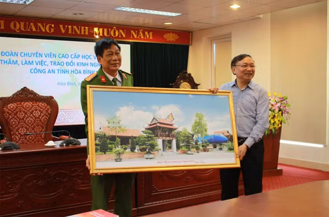 Lãnh đạo học viện trao quà lưu niệm cho Công an tỉnh. Lãnh đạo học viện trao quà lưu niệm cho Công an tỉnh.