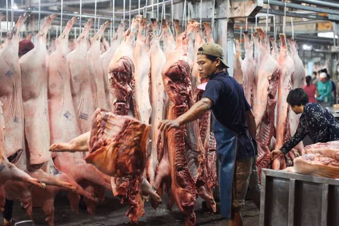 Sau thời khủng hoảng, thịt lợn đang bị “làm giá” cao. Ảnh: An Nguyên. Sau thời khủng hoảng, thịt lợn đang bị “làm giá” cao. Ảnh: An Nguyên.