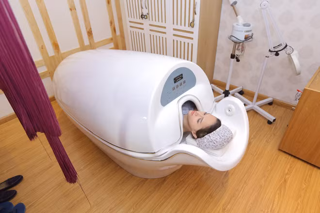 Nhiều khách hàng đã từng "xanh mặt" cấp cứu khi tham gia tắm trắng trong "Phi thuyền ánh sáng". Ảnh: minh họa.