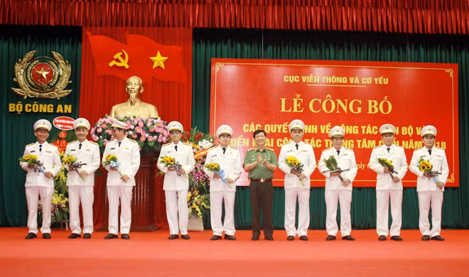 Thứ trưởng Nguyễn Văn Sơn tặng hoa chúc mừng tập thể lãnh đạo Cục Viễn thông và cơ yếu. Thứ trưởng Nguyễn Văn Sơn tặng hoa chúc mừng tập thể lãnh đạo Cục Viễn thông và cơ yếu.
