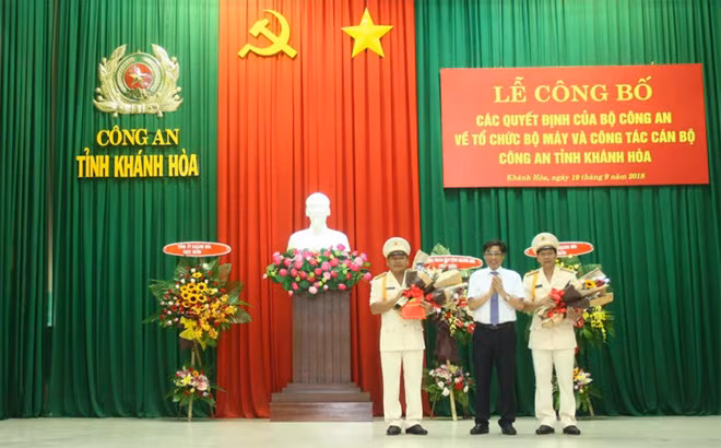Chủ tịch UBND tỉnh Khánh Hòa trao hoa chúc mừng hai Phó Giám đốc Công an Khánh Hòa.