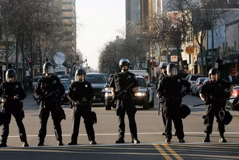 Cảnh sát Oakland được triển khai chống người biểu tình.