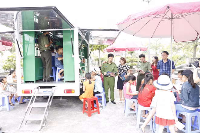 Các em học sinh tại giáo xứ Xuân Chính (Hải Hậu, Nam Định) rất hào hứng với xe ôtô thư viện lưu động. Các em học sinh tại giáo xứ Xuân Chính (Hải Hậu, Nam Định) rất hào hứng với xe ôtô thư viện lưu động.