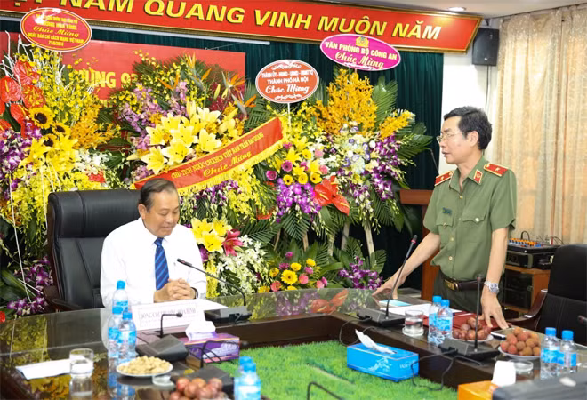 Thiếu tướng Phạm Văn Miên, TBT Báo Công an nhân dân đã báo cáo đồng chí Trương Hòa Bình và các thành viên trong đoàn về tình hình hoạt động của Báo CAND.