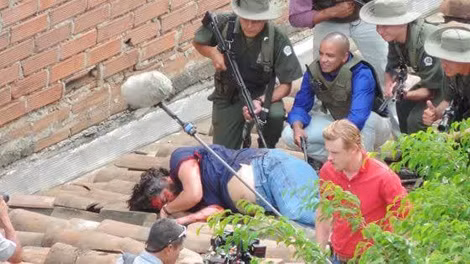 Thời khắc Escobar bị bắn hạ trên mái nhà của một khách sạn nhỏ ở Bogota khi đang cố tìm cách chạy thoát khỏi vòng vây của cảnh sát.