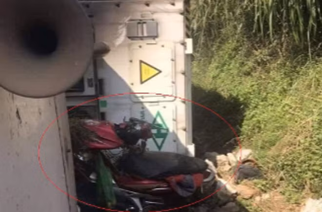 Xe Container lật đè lên xe máy và 3 phượt thủ đỗ ven đường.