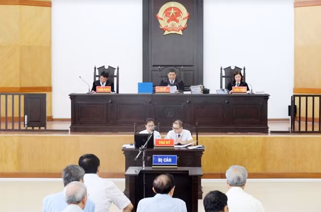 Hội đồng xét xử.