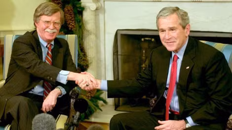 Ông John Bolton bắt tay cựu tổng thống George Bush tại phòng bầu dục năm 2006. Ông John Bolton bắt tay cựu tổng thống George Bush tại phòng bầu dục năm 2006.