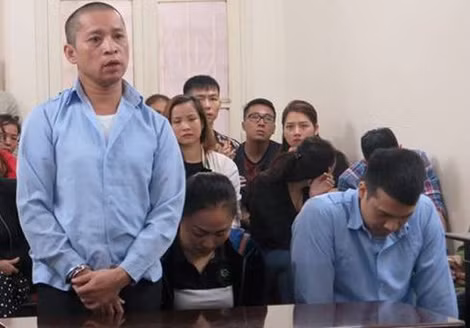 Xét xử sơ thẩm các đối tượng trong đường dây ma túy.