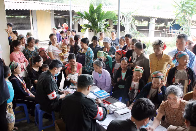 Trong các đợt đưa học viên đi thực hành chính trị, các trường CAND còn tổ chức khám, cấp phát thuốc chữa bệnh miễn phí cho nhân dân trên địa bàn.