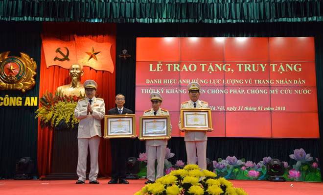Bộ trưởng Tô Lâm trao danh hiệu AHLLVTND cho 3 cá nhân: Thiếu tướng Hồ Việt Lắm, Đại tá Nguyễn Viết Sành và đồng chí Võ Văn Em.