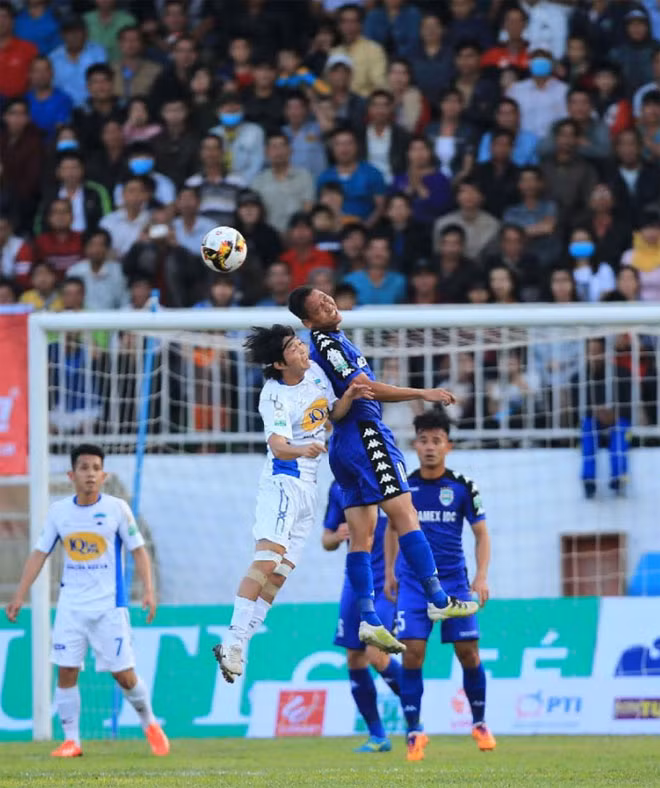 Tuấn Anh trong trận đấu với B.Bình Dương. Ảnh: VPF.