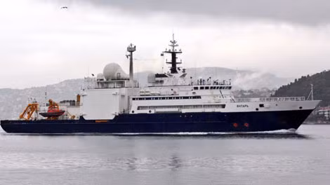 Chiếc Yantar ở eo biển Bosphorus (nối liền Hắc Hải với biển Marmara) trên đường đến Syria năm 2017.
