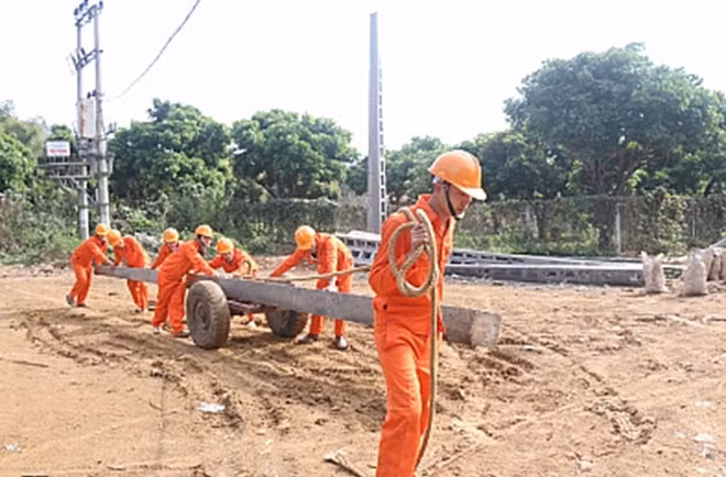 Thi công đưa điện về bản. Thi công đưa điện về bản.