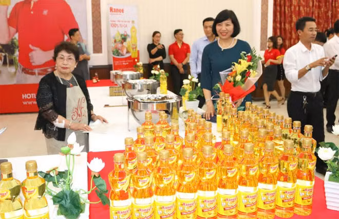 Bà Nakamuara - chuyên gia ẩm thực Nhật Bản sử dụng nguyên liệu cá tra và dầu ăn cao cấp Ranee chế biến 10 món ăn phục vụ cho các đại biểu tại hội nghị.
