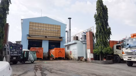 Dù là mô hình khép kín nhưng cũng không thể ngăn được mùi hôi tại trạm ép rác Tân Bình trên đường Phạm Văn Bạch.