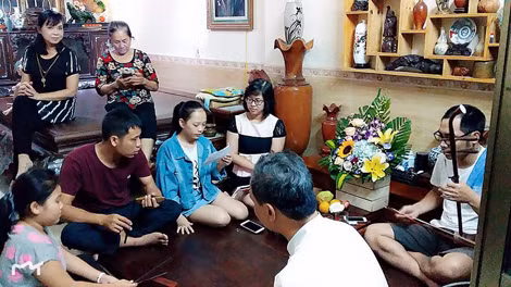 Nghệ nhân Bá Linh (Đào Bạch Linh), Chủ nhiệm chiếu Xẩm Hải Phòng cho biết, các buổi tập luyện, truyền dạy hát Xẩm được tổ chức thường xuyên, thu hút khá đông người tham gia.