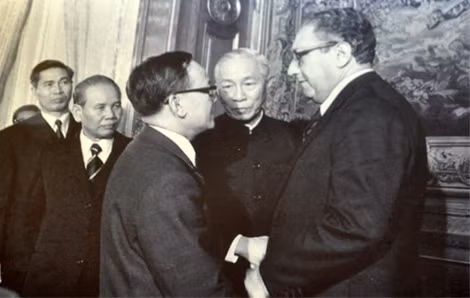 Hình ảnh cố vấn đặc biệt của Chính phủ Hoa Kỳ - ông Henry A.Kissinger - và cố vấn đặc biệt của Chính phủ Việt Nam Dân chủ Cộng hòa - ông Lê Đức Thọ - bắt tay sau khi ký kết thực hiện Hiệp định Paris 1973 do Lưu trữ quốc gia Hoa Kỳ cung cấp.