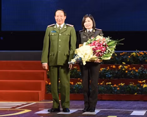 Thứ trưởng Lê Quý Vương trao giải Đặc biệt cuộc thi “Tìm hiểu truyền thống 70 năm xây dựng, chiến đấu, trưởng thành của lực lượng CSGT” cho Trung tá Lê Thị Hà.