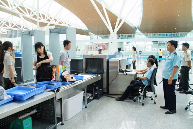 Nhận mang hộ đồ lên máy bay có thể khiến hành khách gặp rủi ro.