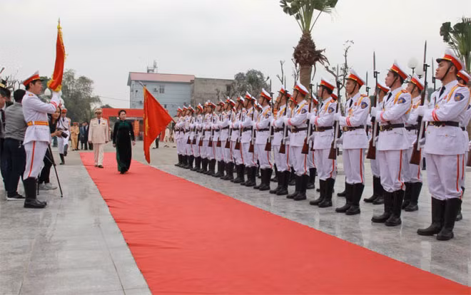 Chủ tịch Quốc hội Nguyễn Thị Kim Ngân duyệt đội danh dự CAND.