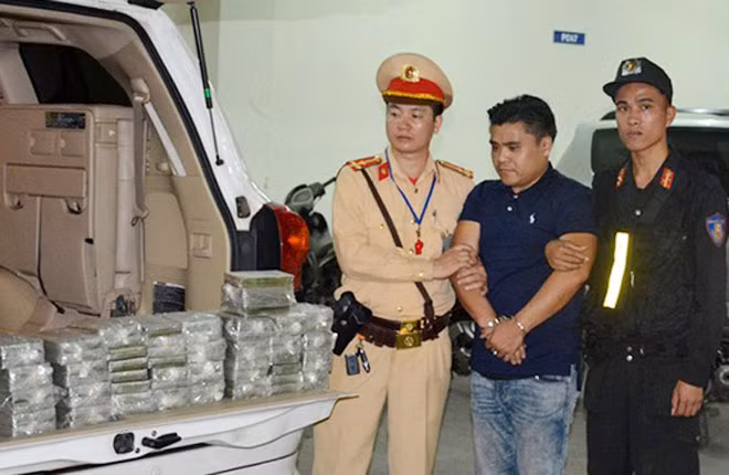 CSGT Quảng Ninh bắt đối tượng vận chuyển 100 bánh heroin.