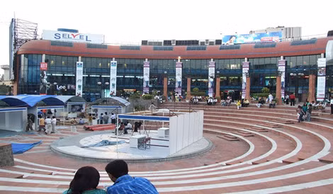 Trung tâm mua sắm Ansal Plaza, một trong các mục tiêu tấn công. Trung tâm mua sắm Ansal Plaza, một trong các mục tiêu tấn công.