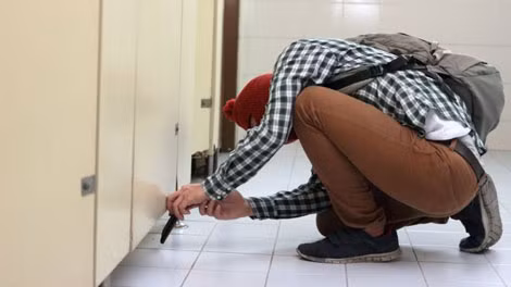 Hành vi bí mật quay phim phụ nữ bằng camera giấu kín – gọi là “molka”. Hành vi bí mật quay phim phụ nữ bằng camera giấu kín – gọi là “molka”.