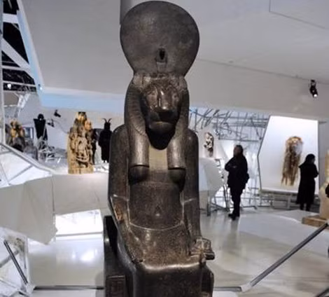 Một bức tượng nữ thần Sekhmet.