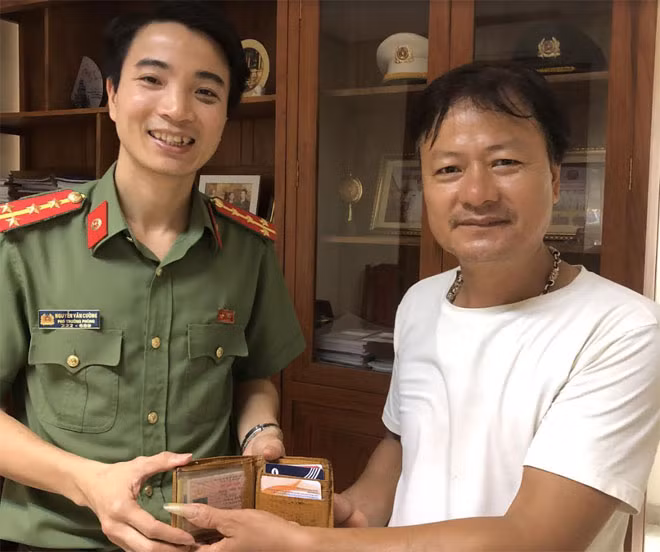Anh Đinh Văn Sinh nhận lại chiếc ví đã mất.