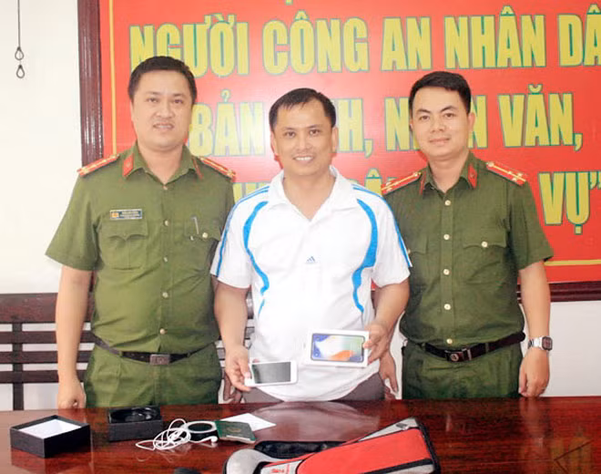 Công an phường Hòa Thọ Đông trao lại tài sản cho anh Nguyễn Ngọc Thanh.