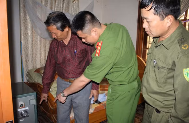 Ông Mai Xuân Sinh kể lại thời khắc tên cướp dí dao vào cổ yêu cầu ông mở két sắt của gia đình.