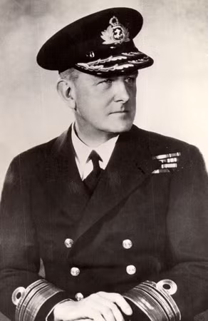 Chuẩn đô đốc John Godfrey, người cho lưu hành “Thông điệp cá Hồi” đánh lạc hướng Adolf Hitler.