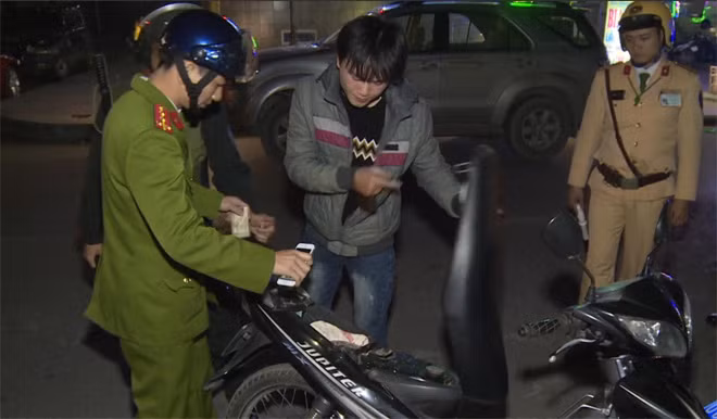 Công an Thái Bình tăng cường tuần tra kiểm soát để phát hiện các đối tượng tàng trữ pháo nổ, vi phạm pháp luật.