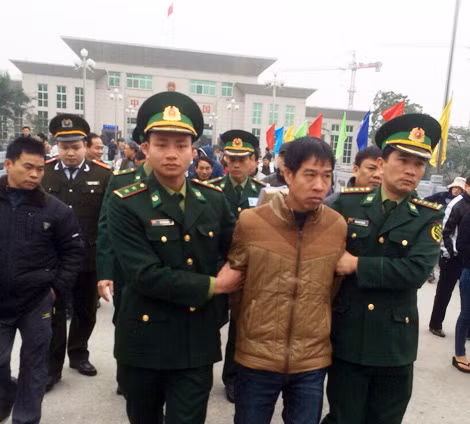 Lực lượng chức năng tiếp nhận đối tượng Trương Văn Hà từ Công an Trung Quốc.