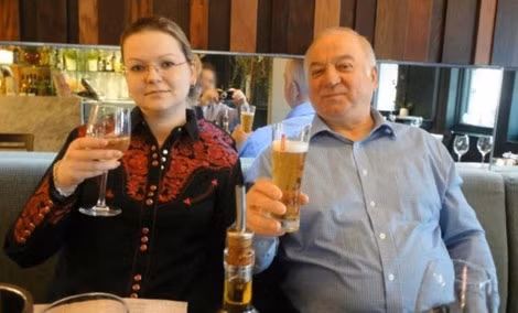 Sergei Skripal và con gái Yulia tại nhà hàng Zizzi vài giờ trước khi trúng độc bất tỉnh.