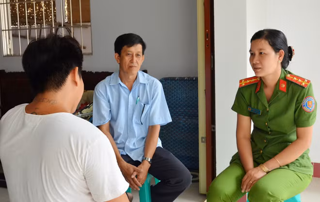 Đại úy Nguyễn Thị Bé Tú gặp gỡ, động viên người hoàn lương tái hòa nhập cộng đồng.