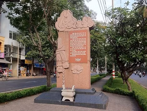 Bia tưởng niệm tại vòng xoay Châu Văn Liêm, quận 5, nơi địch thủ tiêu đồng chí Trần Văn Kiểu và Lê Thị Riêng.