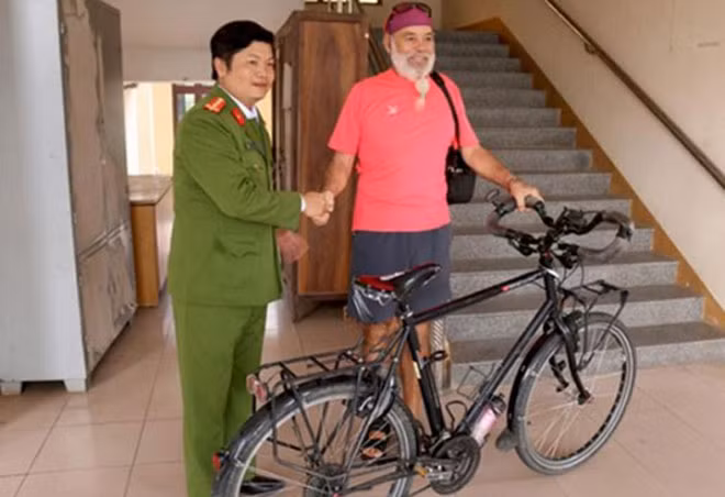Công an trao trả chiếc xe đạp cho ông Pies Armindo.