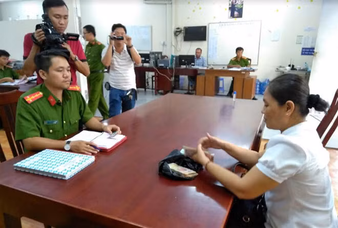 Bà Phạm Thị Ngọc Thảo nhận lại 60 triệu đồng tại cơ quan Công an.