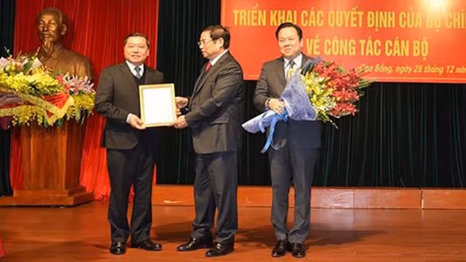 Ông Phạm Minh Chính- Trưởng Ban Tổ chức TƯ trao quyết định của Bộ Chính trị điều động ông Lại Xuân Môn - Chủ tịch Hội Nông dân Việt Nam giữ chức Bí thư Tỉnh ủy Cao Bằng nhiệm kỳ 2015- 2020. Ông Lại Xuân Môn quê ở Nam Định. Ảnh: Chinhphu.vn.