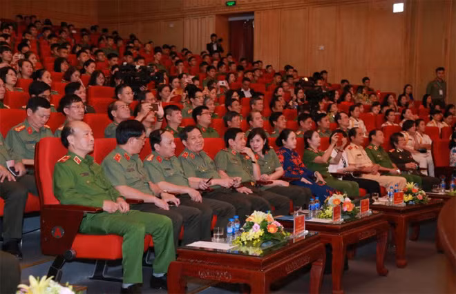Các đại biểu dự buổi lễ.