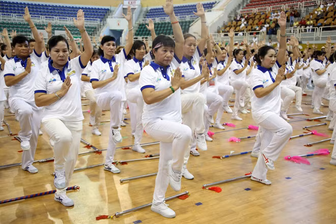 Cần tiếp tục dành sự quan tâm ủng hộ, động viên người cao tuổi. Cần tiếp tục dành sự quan tâm ủng hộ, động viên người cao tuổi.